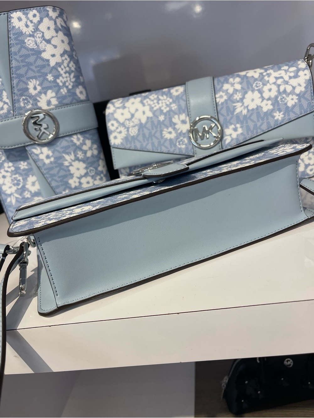 MICHAEL KORS Greenwich Md Printed Signature Logo Convertible Shoulder
Pale Ocean - Picture 5 of 16
